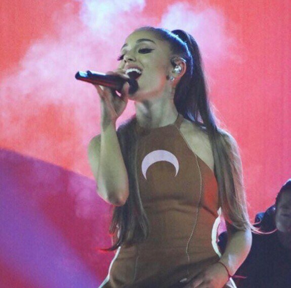 MooonlightChick's tweet photo. #DWTmemorizeDay Ariana's show in Europe  #DWTLyon #DangerousWomanTourLyon 😏 https://t.co/gjAJZyL5N8
