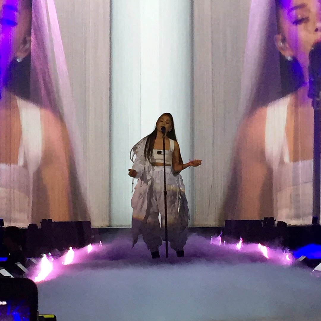 MooonlightChick's tweet photo. #DWTmemorizeDay Ariana's show in Europe  #DWTLyon #DangerousWomanTourLyon 😏 https://t.co/gjAJZyL5N8