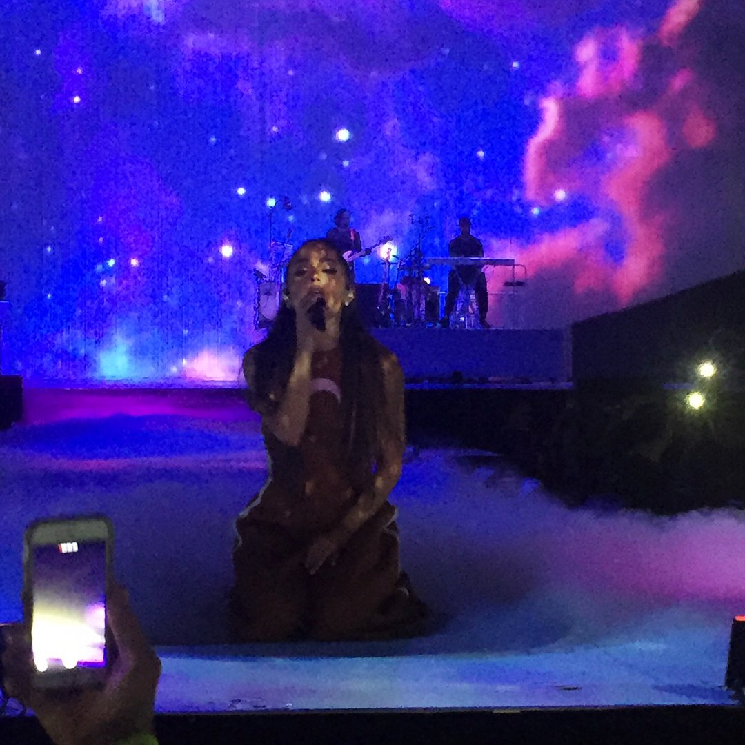 MooonlightChick's tweet photo. #DWTmemorizeDay Ariana's show in Europe  #DWTLyon #DangerousWomanTourLyon 😏 https://t.co/oQa48cXr9N