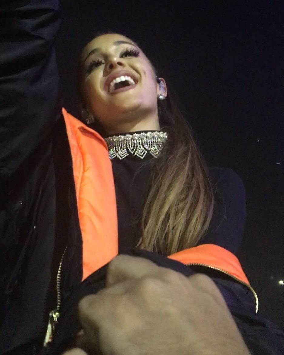 MooonlightChick's tweet photo. #DWTmemorizeDay Ariana's show in Europe  #DWTLyon #DangerousWomanTourLyon 😏 https://t.co/EMYL0BSk4H