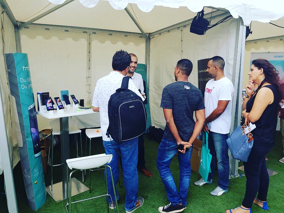 SFR_Reunion's tweet photo. [Salon des constructeurs] Présentation des nouveautés 📱 et accessoires #crosscall #samsung #HTC #Alcatel #sony #mobiwire #wiko #huawei #fbi https://t.co/eXGS3Vfzp7