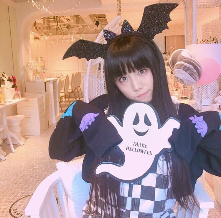 Sirit_usagi8's tweet photo. こんばんは~🌠

今日はHalloween👻🎃
皆様仮装しました??

廣"田は…
秘密…🙊

残り時間も少ないけど…
思いっきり楽しもう🎶

…ということで
          "🍬Trick or Treat🍭”

🐼凜愛💕
#うさ中日記 https://t.co/ahVJbDin2k
