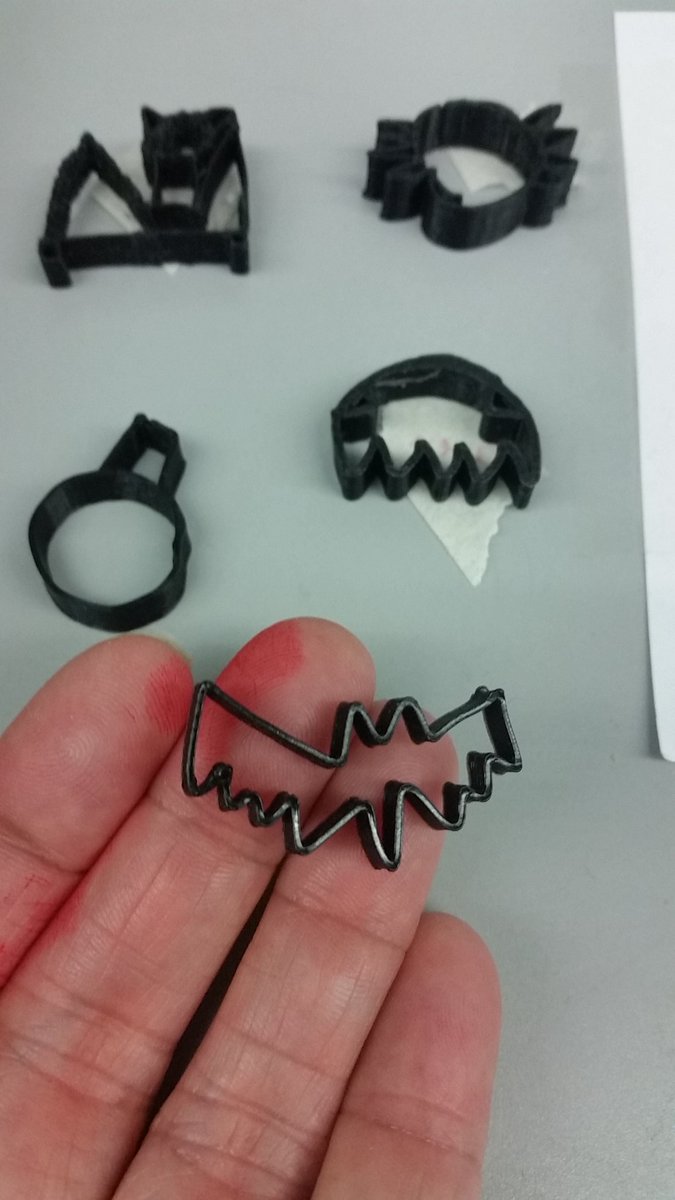 MrsPollardprime's tweet photo. Handdrawn #3dprinted Halloween symbols by 1st & 2nd graders @printrbot play #candyalternative https://t.co/hQm2YHCdqG