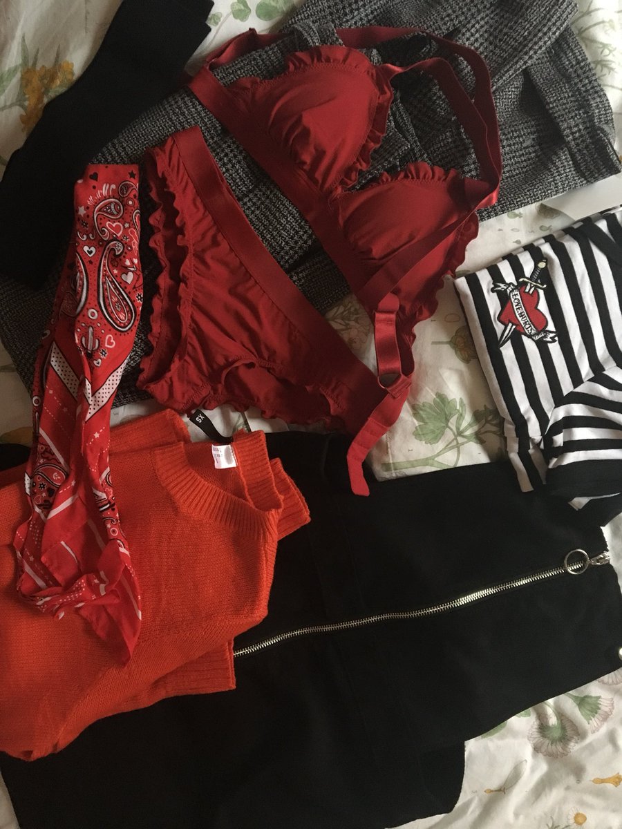x_SweetP's tweet photo. When you intend to buy one pair of socks but instead spend your weekly budget on clothes #notevenguilty #treatyoself https://t.co/VYqJkcV5b7