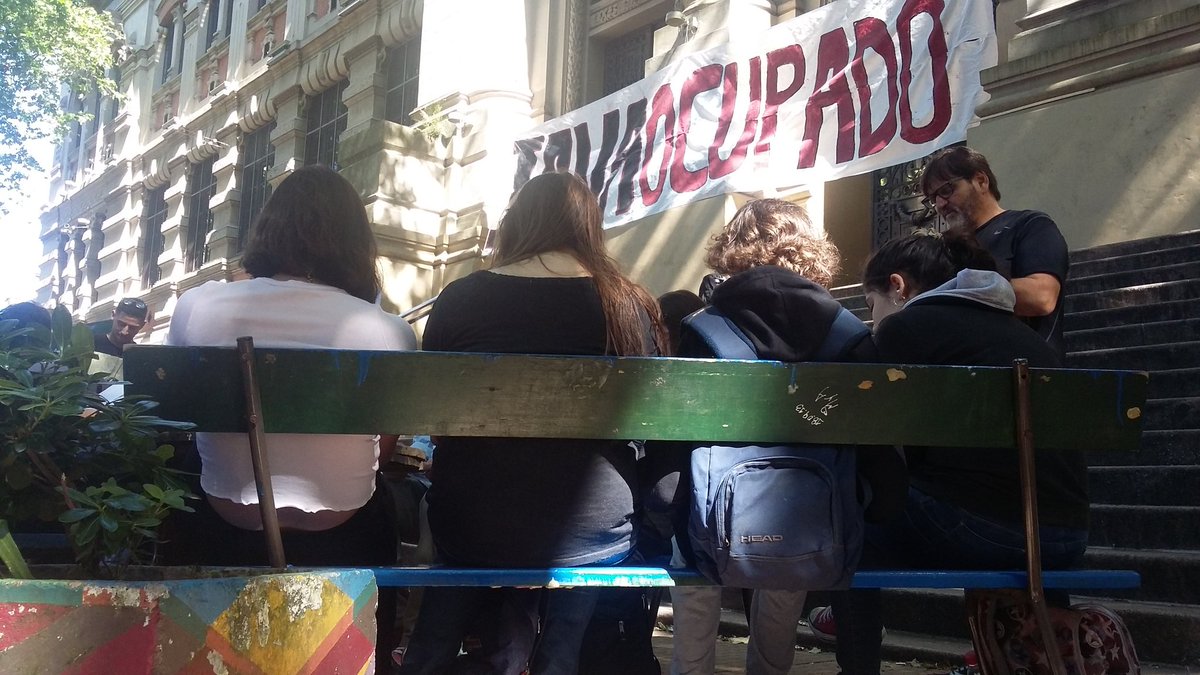 OCUPACIÓN | Taller sobre la violencia organizado por una docente de filosofía, mientras nos acompaña la voz y letra de Daniel Viglietti