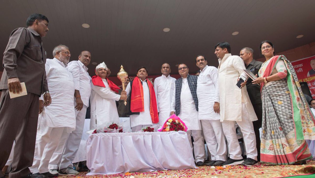 yadavakhilesh's tweet photo. लौह पुरुष सरदार वल्लभ भाई पटेल जी को उनकी जयंती पर शत शत नमन। https://t.co/WrTyGZEPTk