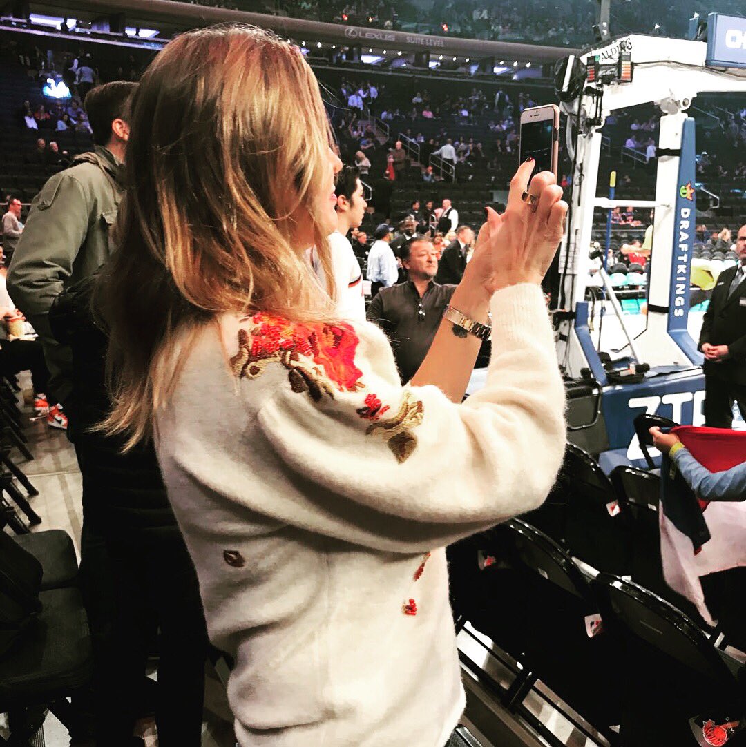 evamolleja_psic's tweet photo. Una pasada de noche viendo el partido de los Knicks de New York contra los Nuggets de Denver!!!! 😃👌🏻🏀🇺🇸#nbagames #basketball #showtop #MSG https://t.co/7rReUvqRCU
