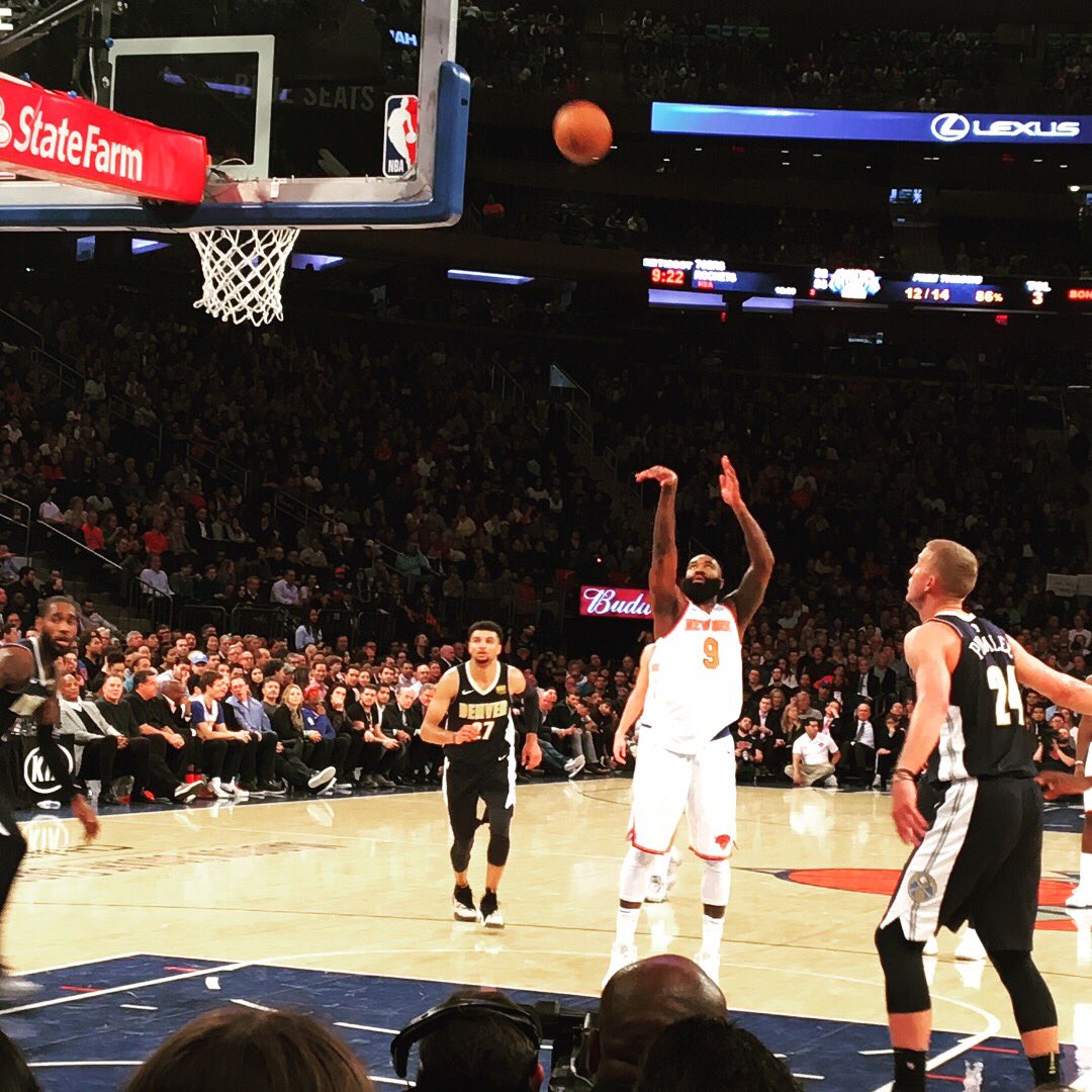 evamolleja_psic's tweet photo. Una pasada de noche viendo el partido de los Knicks de New York contra los Nuggets de Denver!!!! 😃👌🏻🏀🇺🇸#nbagames #basketball #showtop #MSG https://t.co/7rReUvqRCU