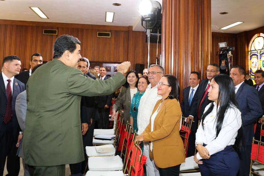 Vivienda_GobCoj's tweet photo. Pdte @NicolasMaduro : Aprobó el presupuesto 2018 a gobernadores y gobernadoras para realización de proyectos. #CandidaturasEnDemocracia https://t.co/JRvmCKurEM