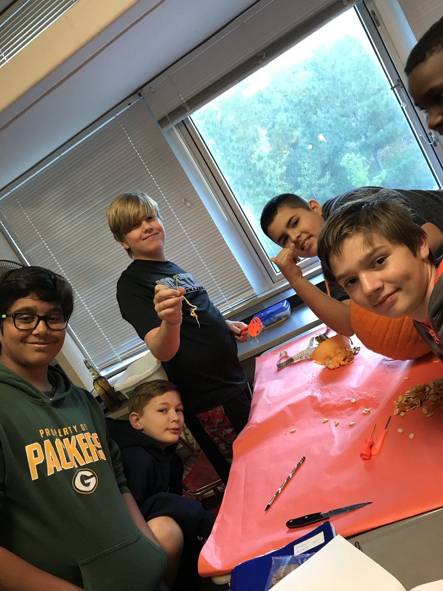supernovasmath's tweet photo. Happy Halloween! #pumpkinmath2017 #supernovas #salemproud https://t.co/tEYpRnAUs2