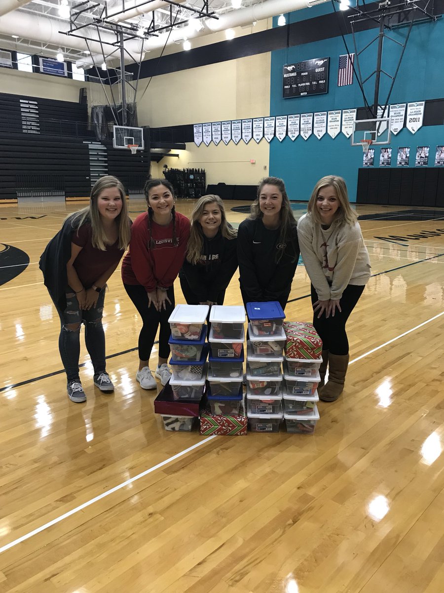 NOHSWomenLead's tweet photo. thank you guys so much!! we put together 23 boxes for Operation Christmas Child! if you couldn’t make it this AM, come to our 3:50!🎁💋💕💟 https://t.co/35bWR48GCL