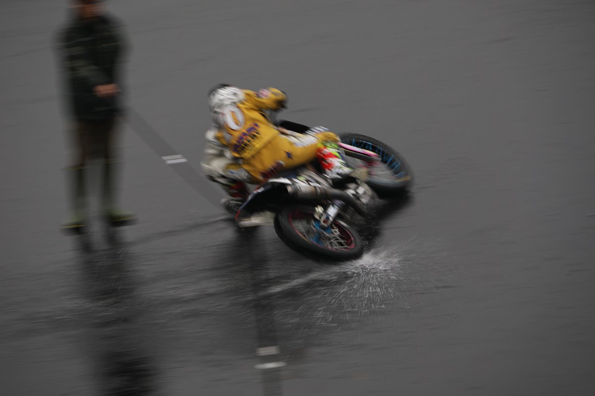 La_nina_16GR's tweet photo. 2017年10月28日MOTORGAMES OKAYAMA FLATDIRT 雨の中やってくれました。バイクでリンボー! #MOTORGAMES #FLATDIRT #大森雅俊 #岡山国際サーキット https://t.co/QBHXKcvty7