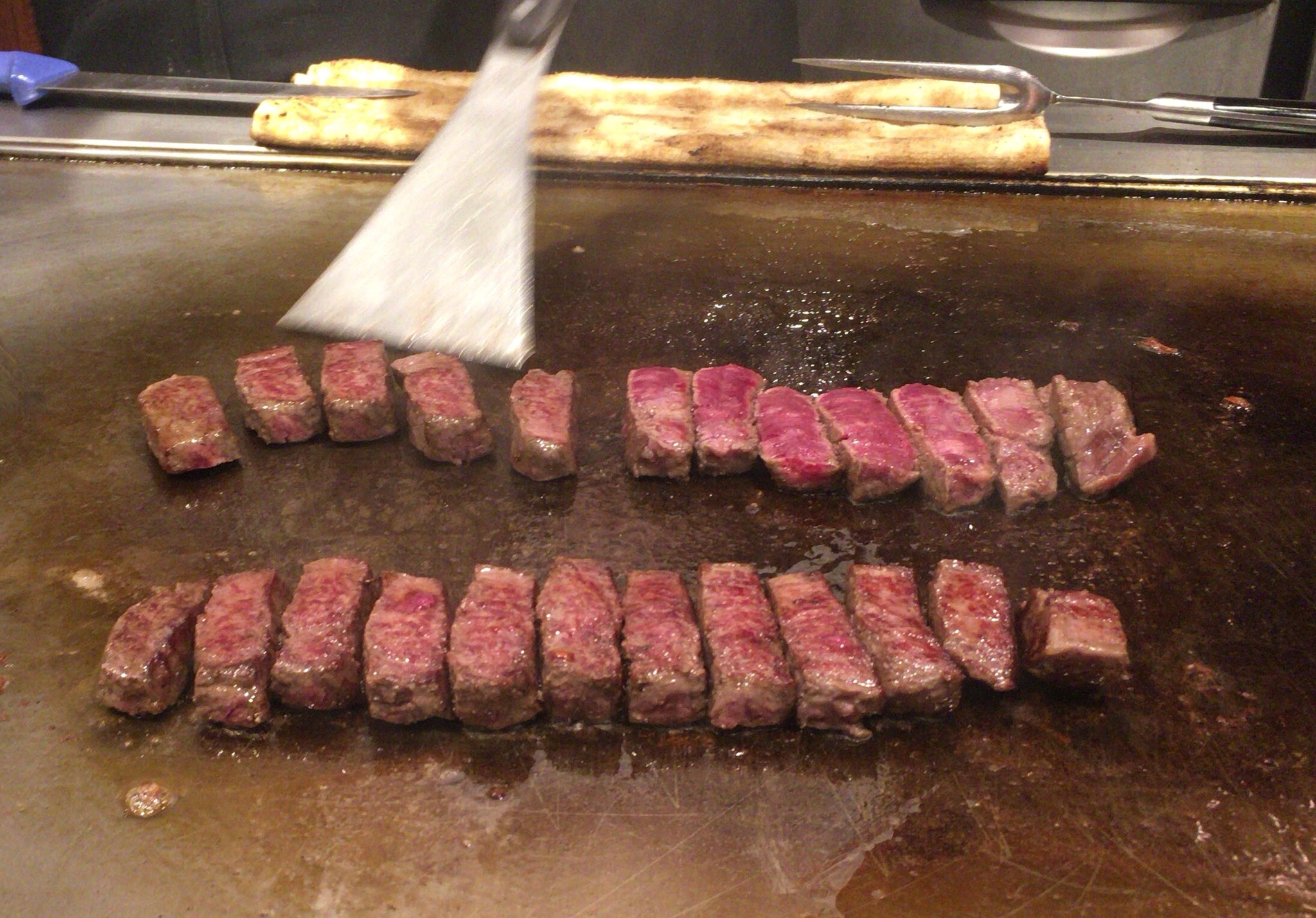 皇なつき 肉肉しい気分だったので 三ノ宮で有名なステーキランド神戸館に突撃 一番安いセットを頼んだ 筋っぽい肉かと思ったら十分柔らかかった スープ サラダ 焼き野菜 ジュース ご飯がついて3000円弱はコスパいいと思った 肉肉しくなったらまた