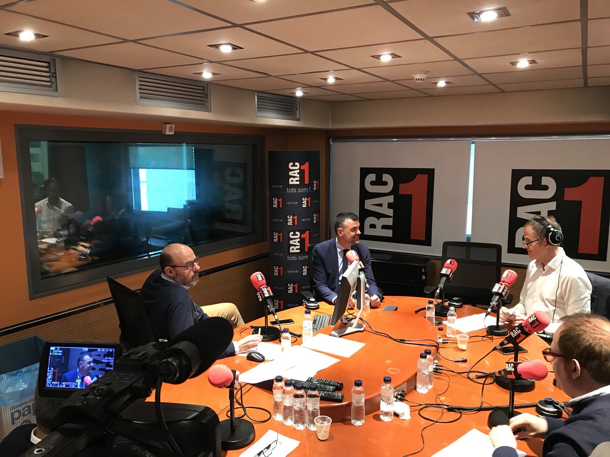carlesarboli's tweet photo. Imatge de @SantiVila als estudis de @elmonarac1. Entrevista en directe a https://t.co/wgZhjUHS4U https://t.co/xGQrFbz0Bo