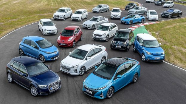 elplumilla's tweet photo. Qué ayudas y subvenciones existen en España para la comprar un #coche #eléctrico https://t.co/XCI3GS2Cez https://t.co/uLEWOVWKHy