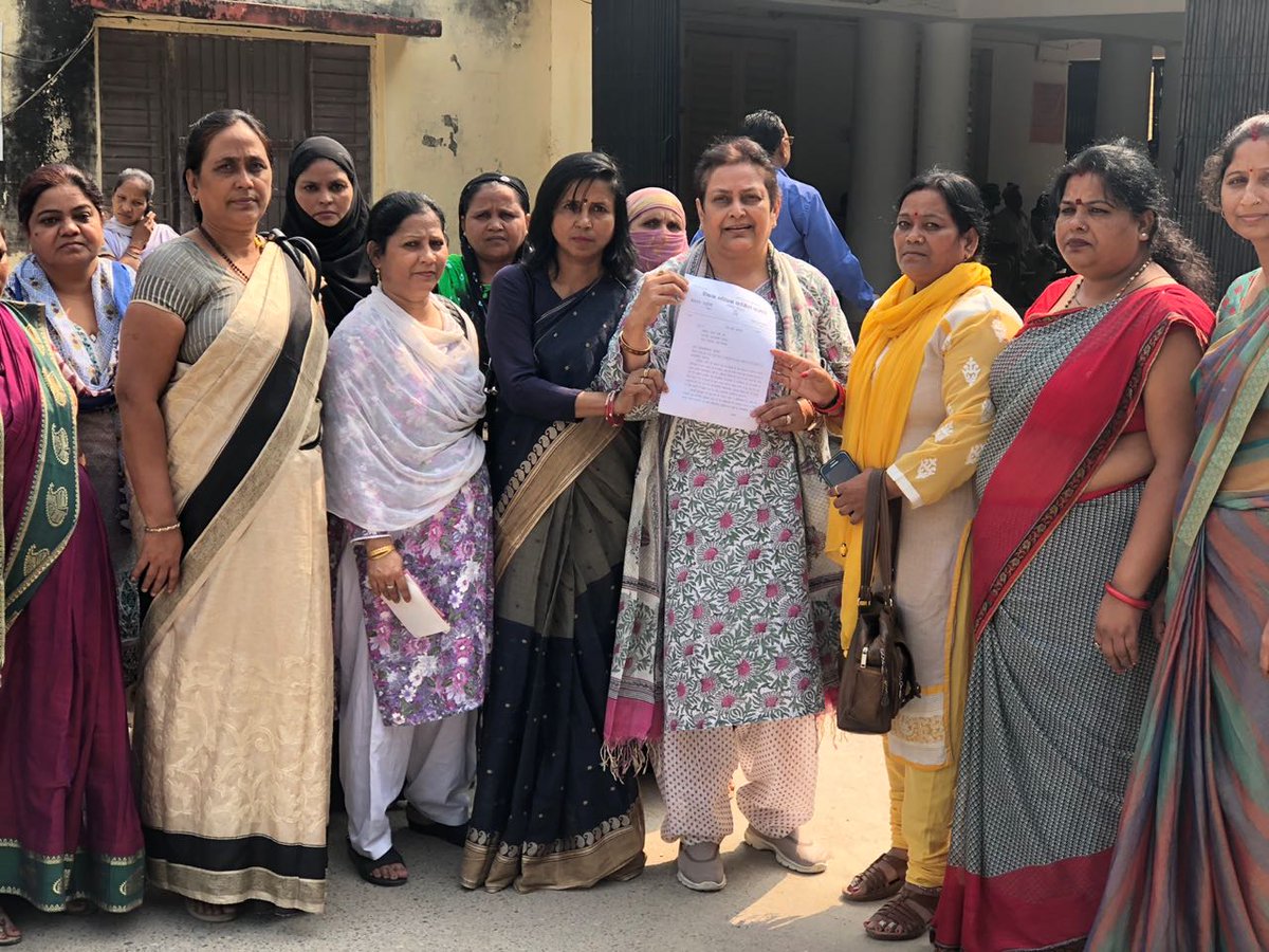 MahilaCongress's tweet photo. District Mahila President Gorakhpur Uttar Pradesh Submitting Memorandum to District Magistrate. #बेटी_को_सदन_में_लाओ https://t.co/abmVr4bwYd