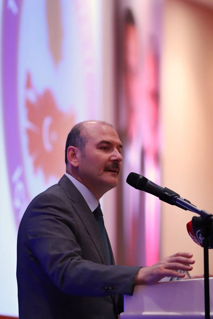 suleymansoylu's tweet photo. Türkiye geliştikçe vatandaşımızın üzerindeki bürokrasi yükü hafifleyecek, vatandaşımız hem paradan hem de zamandan tasarruf etmiş olacaktır. https://t.co/MALyqwOtOI