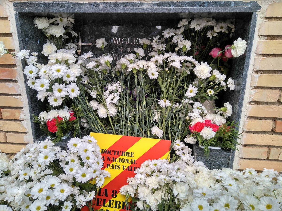 TioCuc's tweet photo. Diumenge vam participar de l'homenatge a Miquel Grau al cementeri d'Alacant. 40 anys sense tu, 40 anys amb nosaltres. https://t.co/ULbhT3gTEN