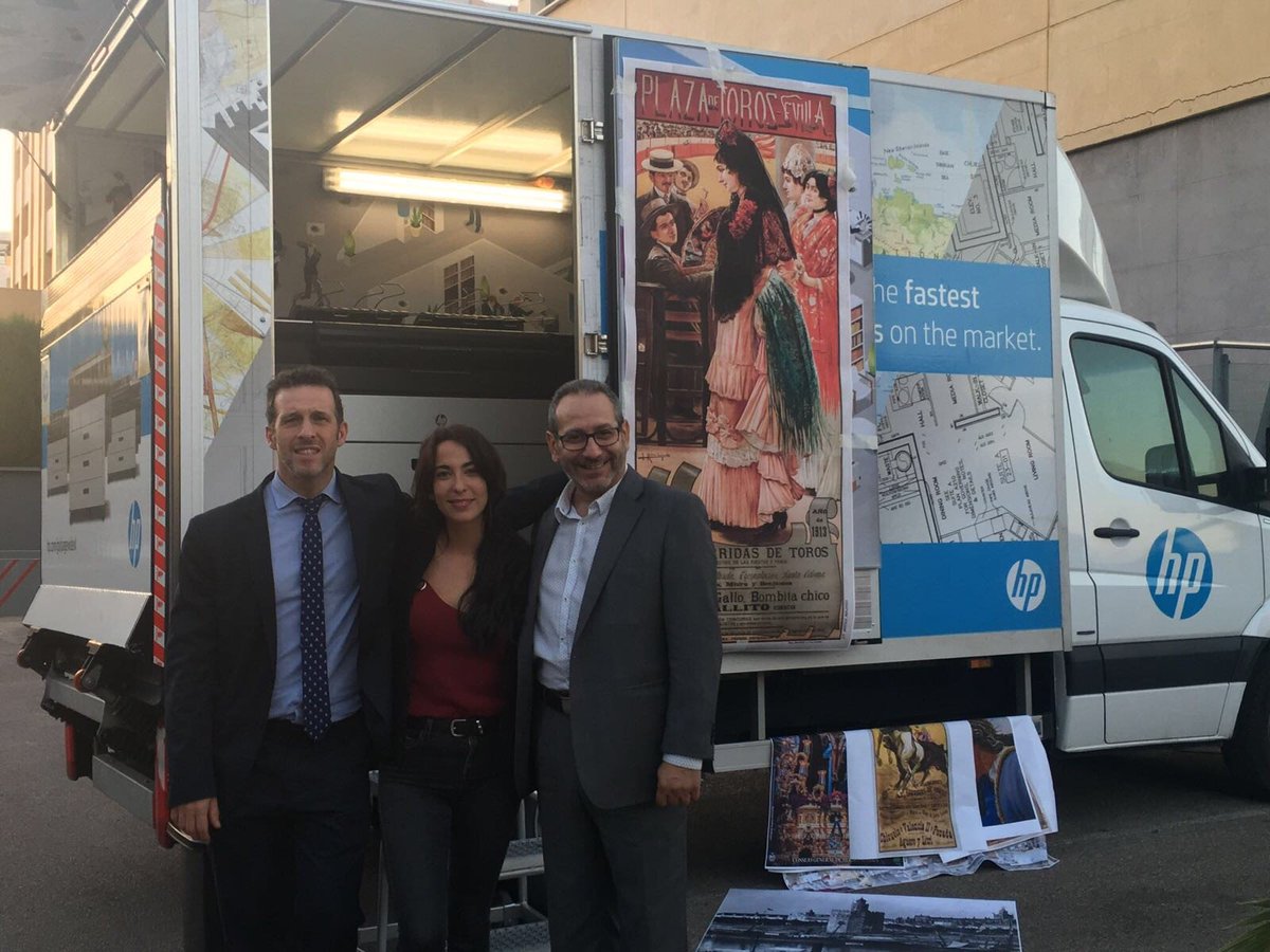 CM_Iberia's tweet photo. El equipo de CM y @HPEspana en #Sevilla haciendo demostraciones de las nuevas PageWide XL ¡Pásate a vernos! #HPSoMeRace https://t.co/06TphAerFt