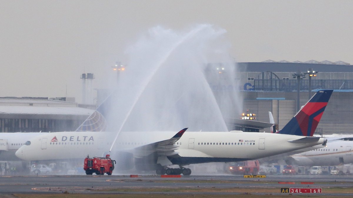 raichan_nariku's tweet photo. 今日の成田は話題豊富。デルタ航空 #DAL275 便、B747に替わりA350を就航させその一番機が到着、１ﾀﾐでｳｫｰﾀｰｷｬﾉﾝ放水アーチの歓迎が有りました。機材は #N502DN 。（残念ながら1号機では有りませんでしたが。欲は言うまい）これもこれからが楽しみ。 https://t.co/GabRPgKdcI