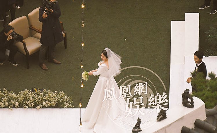 flowersroad___'s tweet photo. I wonder who caught the bouquet 😅😍😍😍

#SongSongCouplewedding #SongSongCouple https://t.co/TZUcsI4JoA