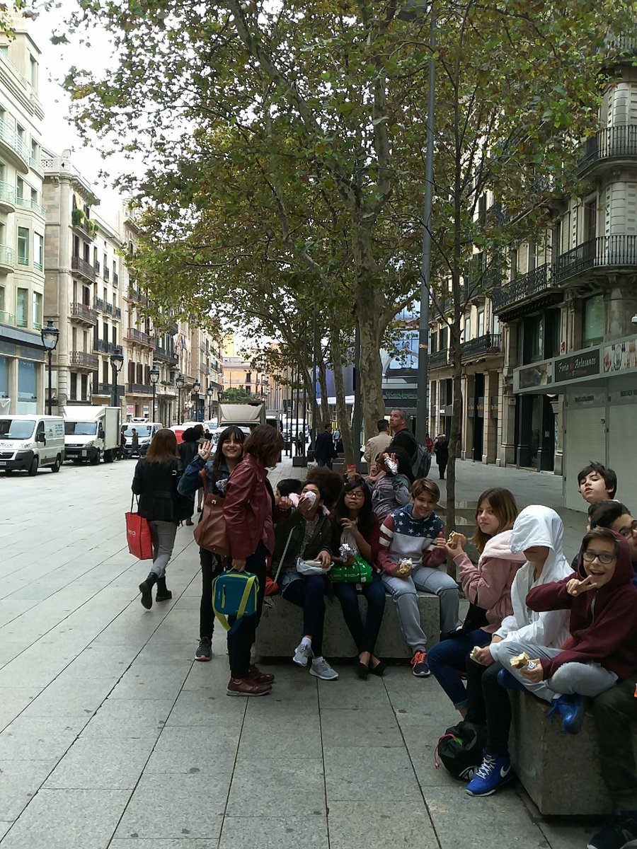 Col_StaTeresa's tweet photo. Acabem d'arribar al Portal de l'Àngel per endinsar-nos en la ruta de la Barcelona misteriosa... https://t.co/WyVTXGfmE7