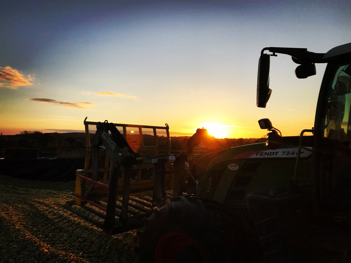 AlbuttLtd's tweet photo. Fantastic picture sent into us by William Reid of WR Contracting finishing up #maize17 with his Albutt Buckrake https://t.co/Y7flgKiU9j
