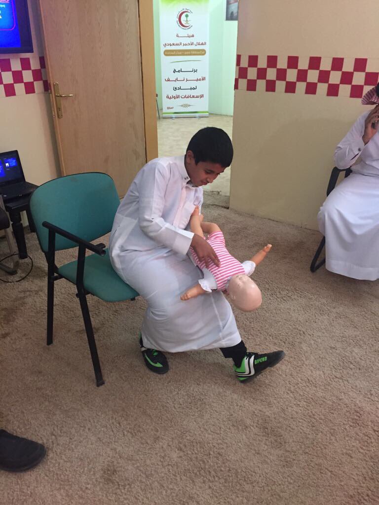 استقبل مركز الهلال الاحمر بالمجاردة صباح اليوم طلاب من ابتدائية العباس استمعوا الى محاضرة عن الإسعافات الأولية ثم تعرفوا على سيارات الإسعاف