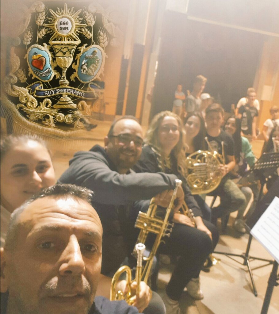 Mi familia ensayando, es una pena los que carecen de buen oido, esos dirían...cuantos sois?...sois 100? ,tu que prefieres calidad o cantidad