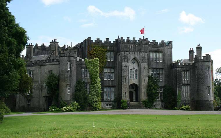 Birr Castle in is a magnificent castle that has been the private family home of the Parsons since the 17th century. bit.ly/2yYOUot