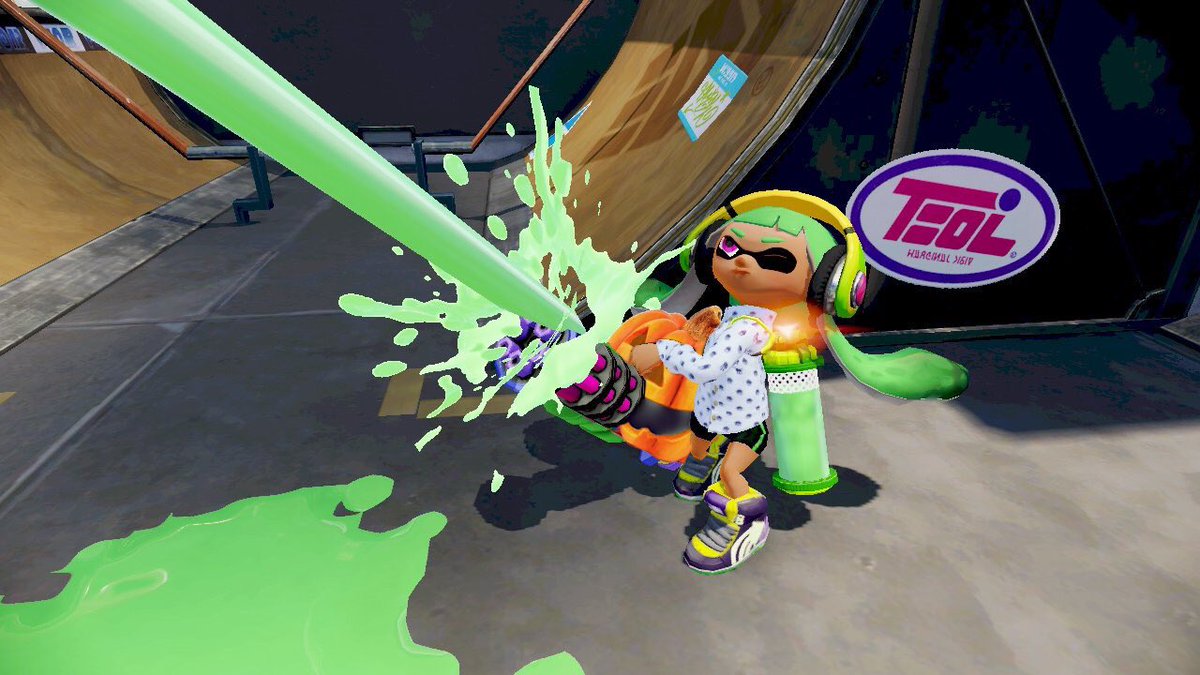 SplaToomlp's tweet image. 本日10月31日はハロウィン。ということで、新たな武器「バレルパンプキン」が登場する。果汁100%のかぼちゃジュースをマシンガン状に発射して敵を攻撃できるぞ。サブは「パンプキンボム」、スペシャルは「かぼちゃスフィア」だ。