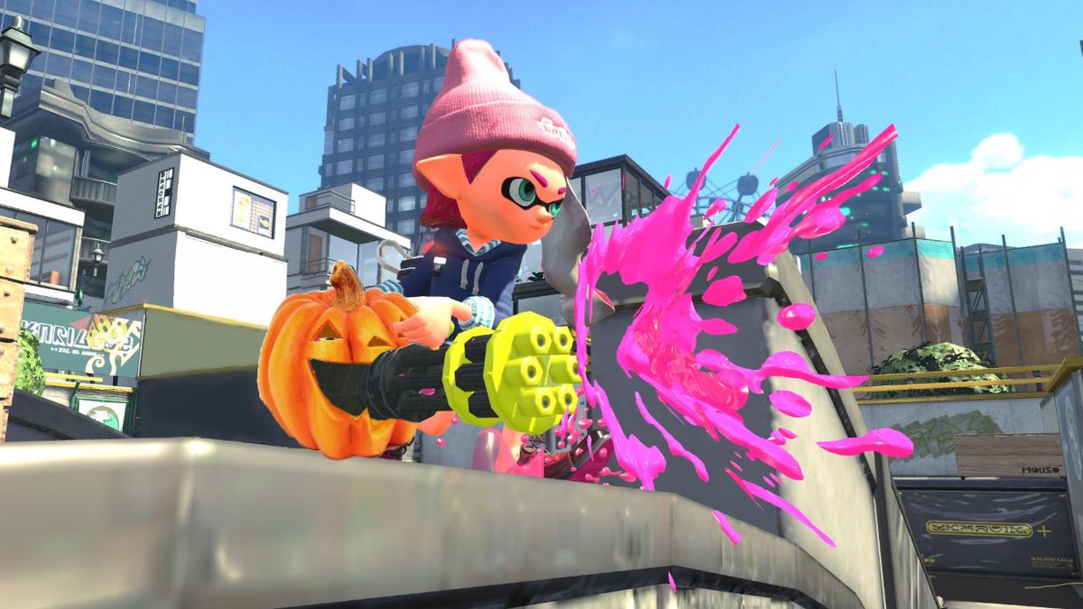 SplaToomlp's tweet image. 本日10月31日はハロウィン。ということで、新たな武器「バレルパンプキン」が登場する。果汁100%のかぼちゃジュースをマシンガン状に発射して敵を攻撃できるぞ。サブは「パンプキンボム」、スペシャルは「かぼちゃスフィア」だ。