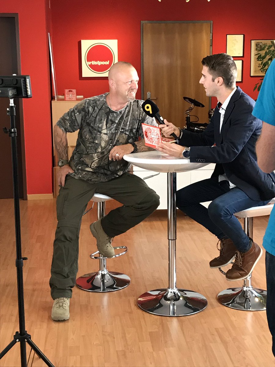 FuxMarvin's tweet photo. #freitag bim #müsigkanal uf @kanal9wallis @golamusic #urchig https://t.co/vYXgLZZzT9