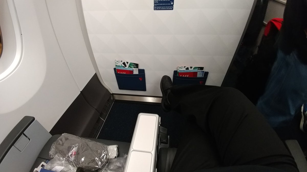 EyeOfTheFlyer's tweet photo. Folks from row @Delta #Delta #PremiumSelect is hands down best choice! #A350FirstFlyersClub from #NRT via @Gogo gate-2-gate wifi 2Ku #PaxEx https://t.co/xHL0zS5svP