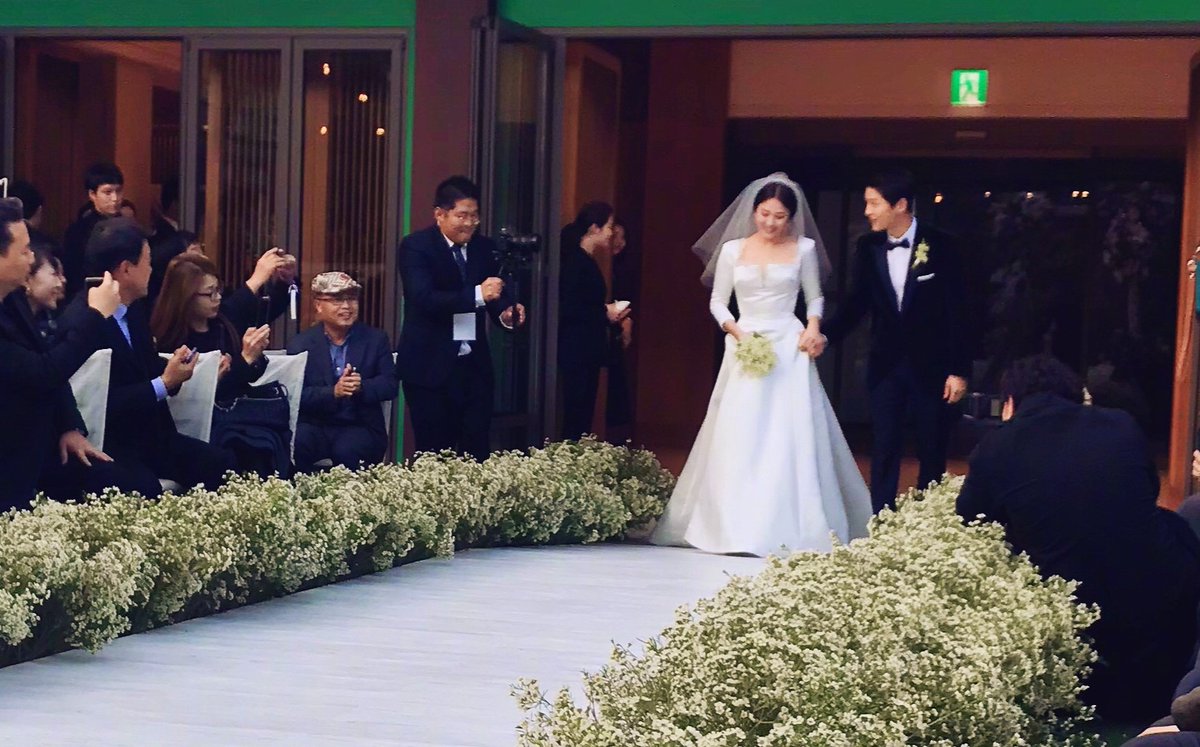 soompi's tweet photo. Fans Congratulate Song-Song Couple With #SongSongCoupleWedding Trending Worldwide
https://t.co/BVQ6L7tMn8 https://t.co/kHwJE0PrPB