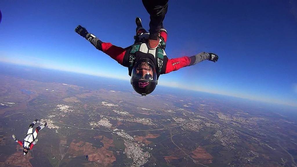 FlyNfriends's tweet photo. When you forget your #skyboard and other #skydiver is happy to replace it :P #backfly #backflying #freefly #freefl… https://t.co/AP1KzK7rjU https://t.co/YZUtz7zTTK