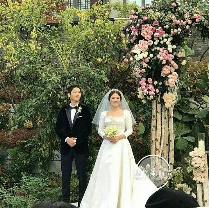 saiashantie1's tweet photo. Happy wedding oppa and uniie 😙😚 https://t.co/vEBT60e9pG