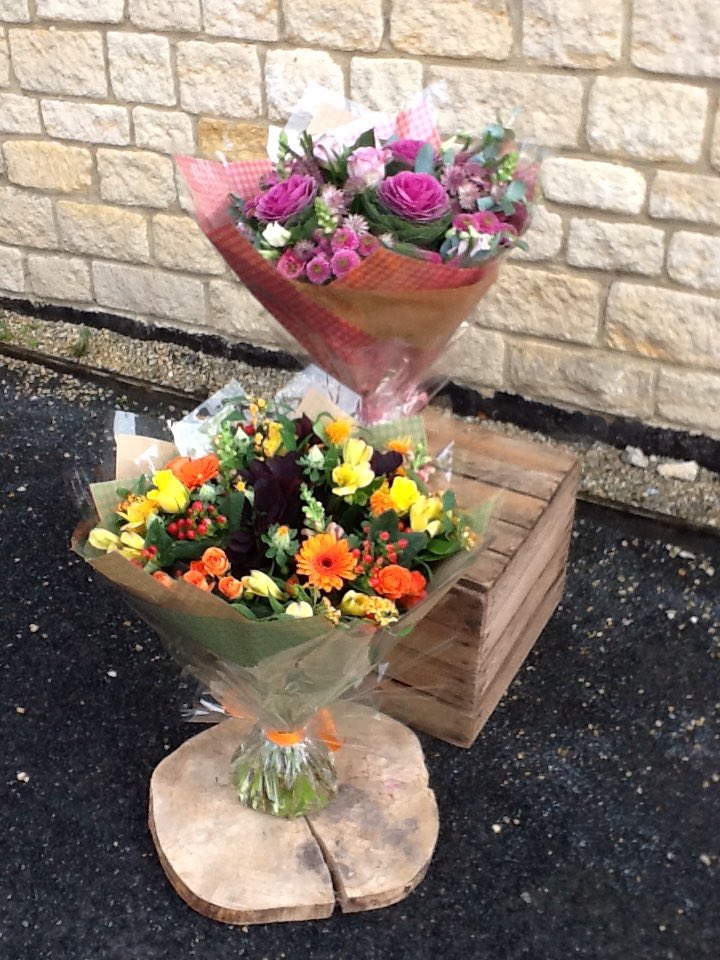 Wcombeflowers's tweet photo. Are you an enthusiastic, talented and experienced florist ? If you are, then we're looking for you to join our team ! https://t.co/RPP2OhWl8A