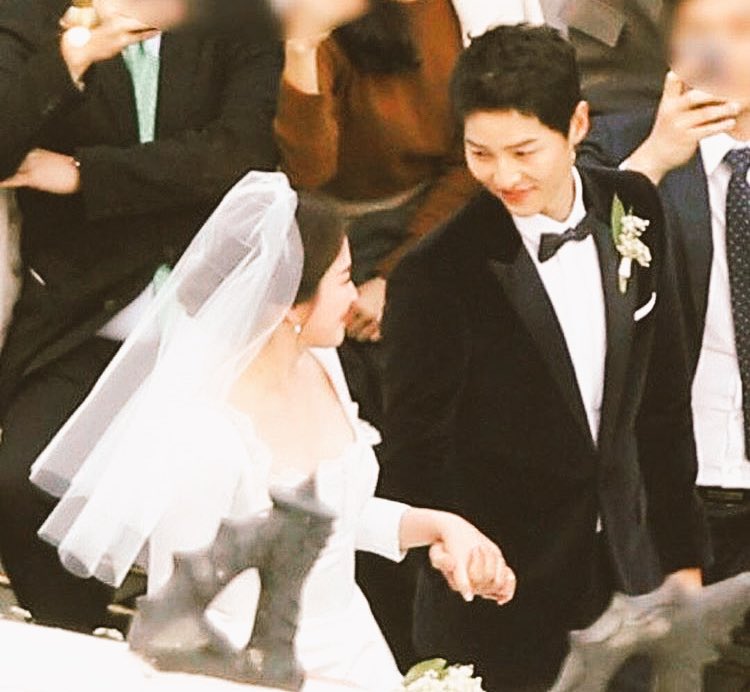 hfgeuw's tweet photo. I need man who look me like SJK look to SHK #SongSongCouplewedding https://t.co/ayYwZfAIll