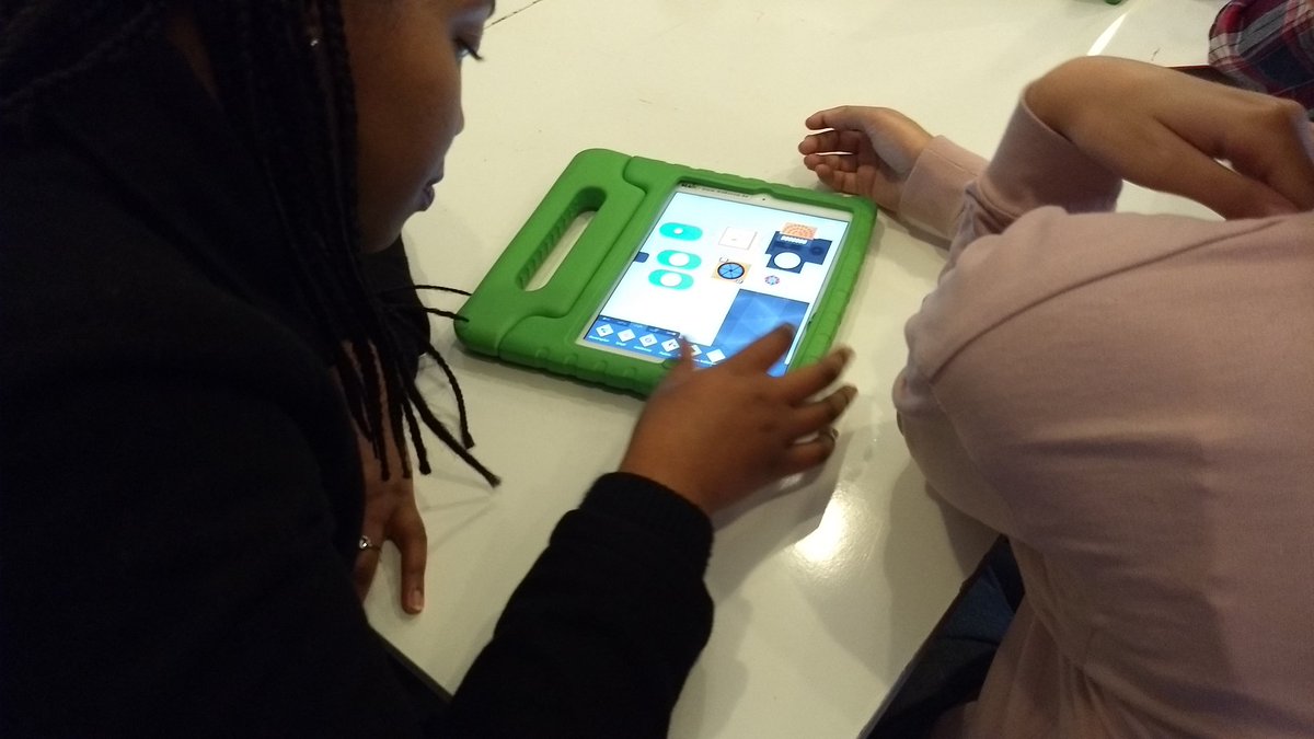 CapitalDigitalB's tweet photo. Experimenteren met / experimentation avec #theeverythingmachine. @tinybop #capitaldigitalbxl https://t.co/HunIxh7z6O