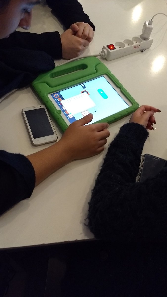 CapitalDigitalB's tweet photo. Experimenteren met / experimentation avec #theeverythingmachine. @tinybop #capitaldigitalbxl https://t.co/HunIxh7z6O