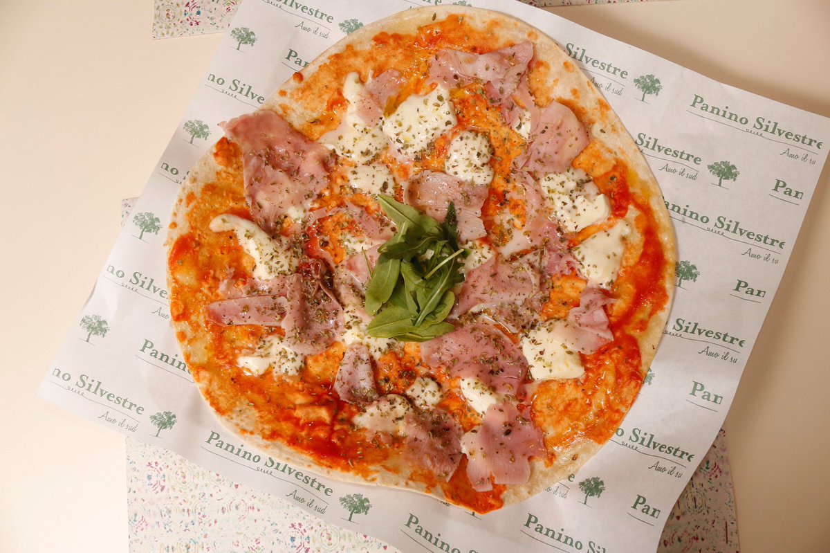 PaninoSilvestre's tweet photo. ¿Has probado ya nuestra Pizzadina Prosciutto? 🍕
Más rica, más sana, más fina y menos pesada 🍽 #PaninoSilvestre #Italianfood 📸 @idcfotografia https://t.co/zUMXQofgqp