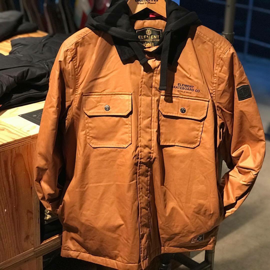ElementJapan's tweet photo. Elementの人気ジャケット「Wolfeboro Collection」から、撥水ワックスコーティング加工が施された "Wade" が登場🔥 耐久性の高いコットンキャンバス地に黒のフードが◎ >>> #Element25th #WolfeboroCollection https://t.co/H9kEqBSloC