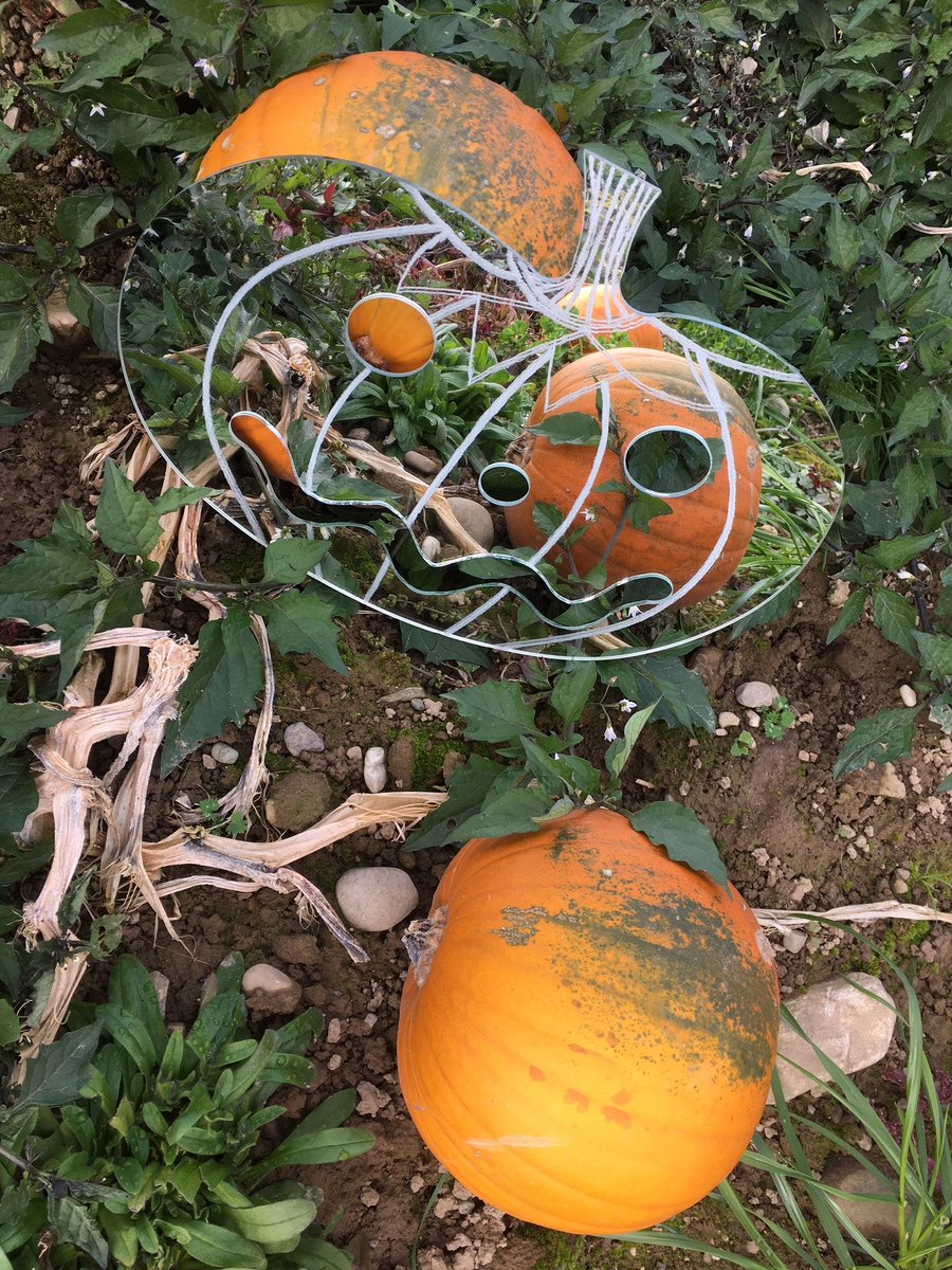 KettnerGlas's tweet photo. #happy #Halloween wünschen wir allen! Mit viel #Süssigheiten und gruseligen Momenten :) unser #Spiegel Halloweenie ist bereit für die #Party https://t.co/1cVw80XBvL