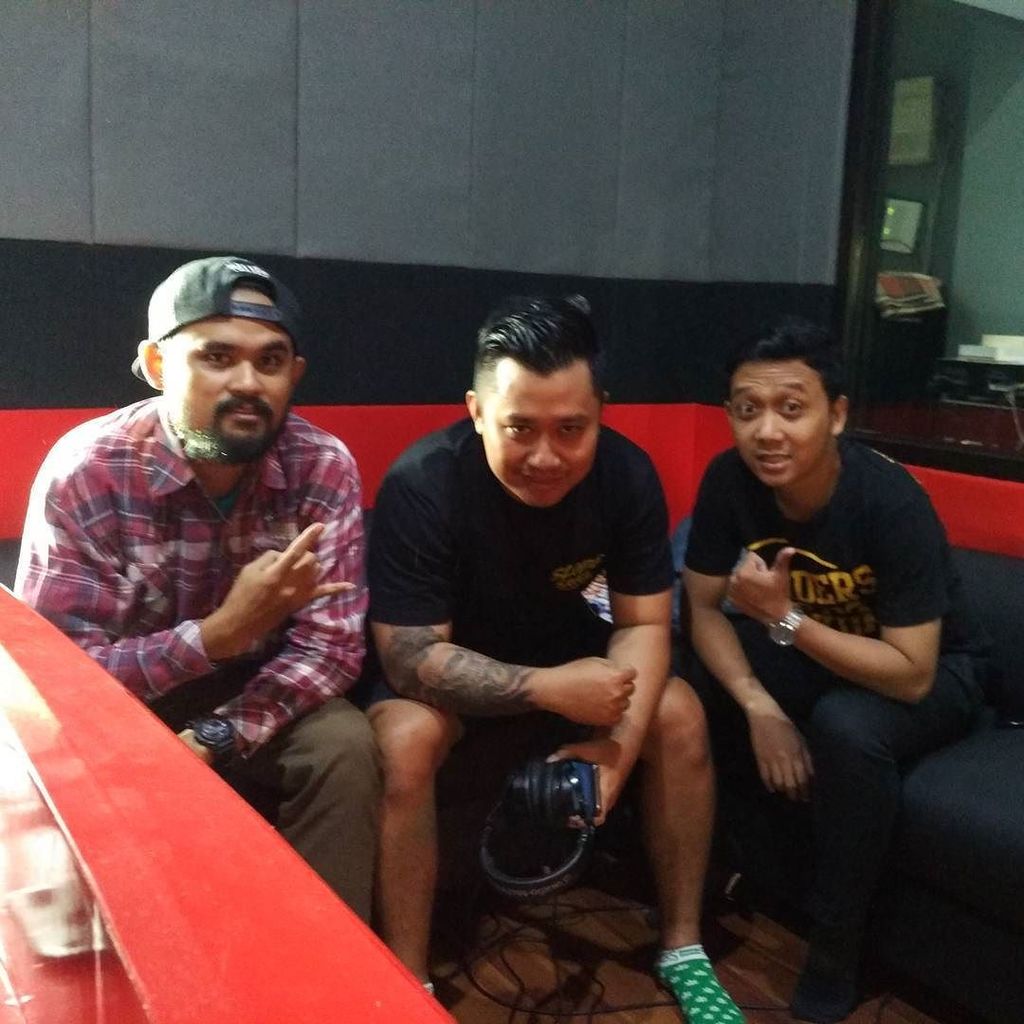 Yeah kita udah kedatangan temen dari @sandershateschicken ilisteners,  promo album terbaru yg bertajuk "Drama Duni… ift.tt/2zlfTv9