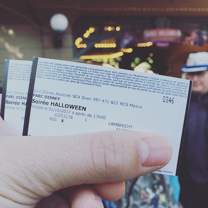 benjilambrecht's tweet photo. Récupération des bracelets pour le soirée halloween 👻😁 #disneylandparis #dlpboo #dlpboo2 #halloween #halloweenparty https://t.co/4r4miauYiu