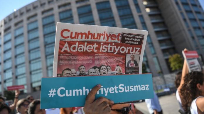 webscam's tweet photo. 4e audience du procès politique contre le journal #Cumhuriyet à Istanbul. Des journalistes privés de liberté depuis un an
#LibérezLesTous https://t.co/494MW7nMLy