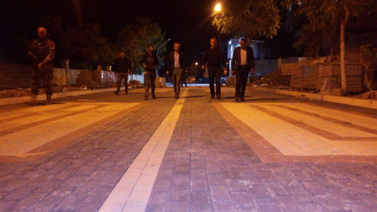 Eruh Belediyesinin yapmış olduğu çalışmalarla Eruh'un Caddeleri son derece modern ve estetik bir hal alıyor.