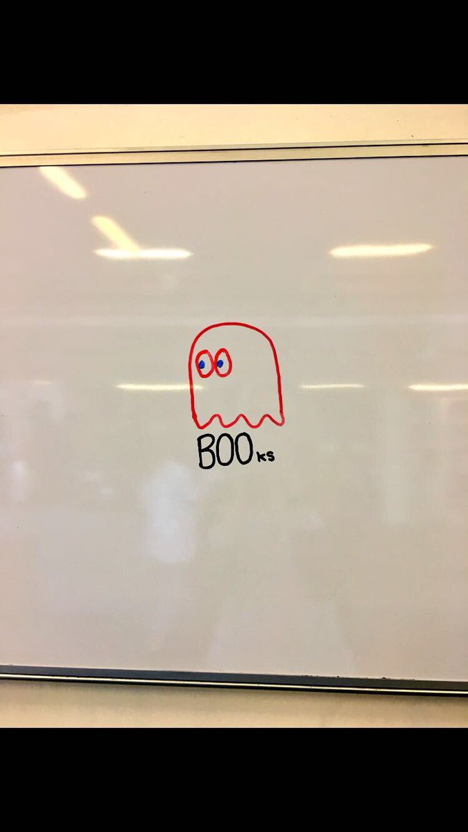 BroadcastCJS's tweet photo. A hint of Halloween in the Bute building. #BOOtBuilding 🎃👻 https://t.co/F66khPk2CS