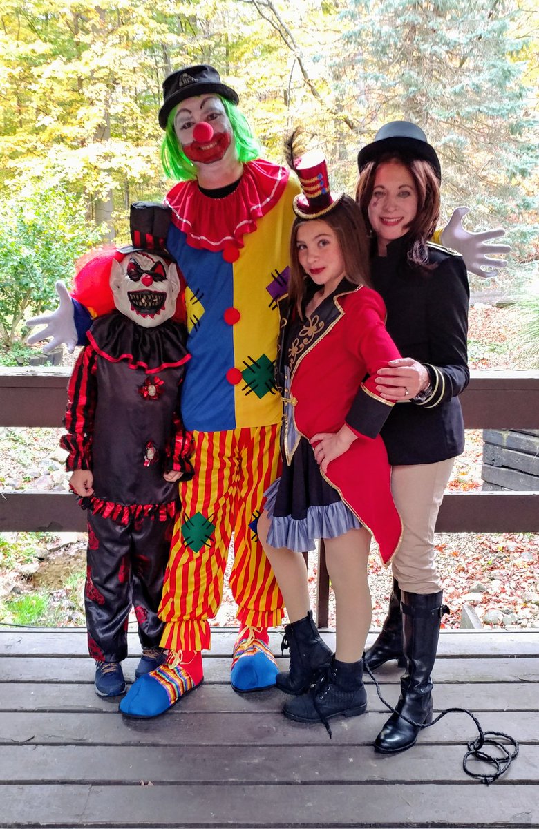 BretFaber's tweet photo. Happy Halloween! #Halloween #Circus https://t.co/5TdixwafEh